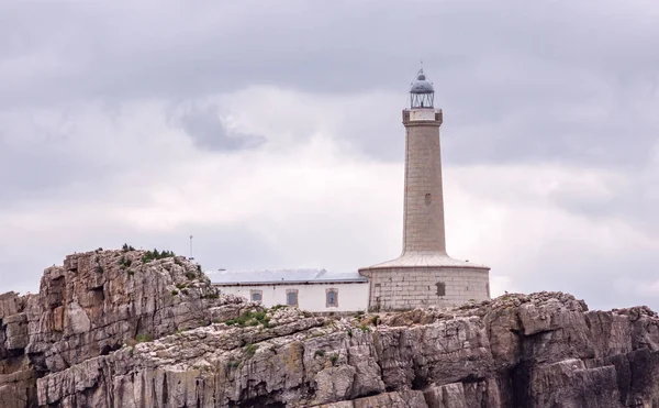 Farol em uma ilha rochosa — Fotografia de Stock