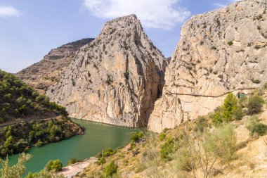 Nehir ve çok dar kanyon.