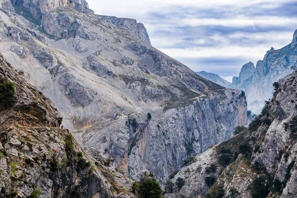 西班牙卡雷斯河峡谷的山脉 图库图片