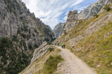 Derin nehir kanyonundaki yürüyüşçüler