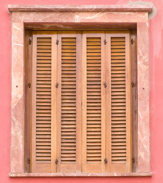 Вікно з дерев'яними жалюзі — стокове фото