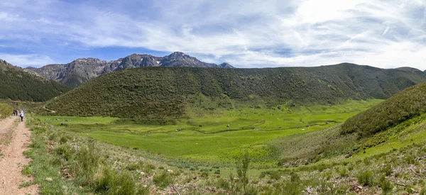 Panorama dużych gór — Zdjęcie stockowe