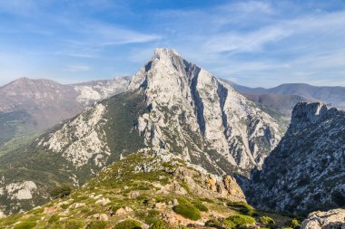 Güneşli bir günde etkileyici bir zirve.