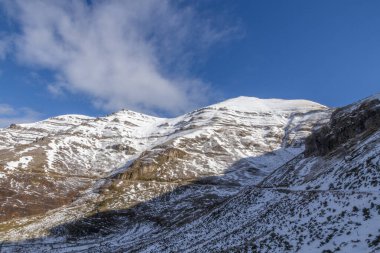 Güneşli bir günde karlı dağlar