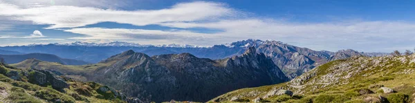 Duża panorama gór — Zdjęcie stockowe