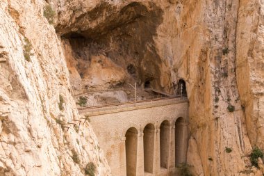 İnanılmaz dağ demiryolunu elektriklendirir.