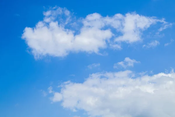 Ciel bleu avec nuages — Photo