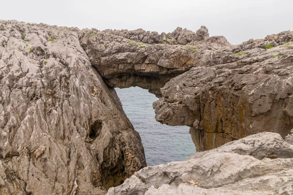海の近くの素晴らしい岩の橋 — ストック写真