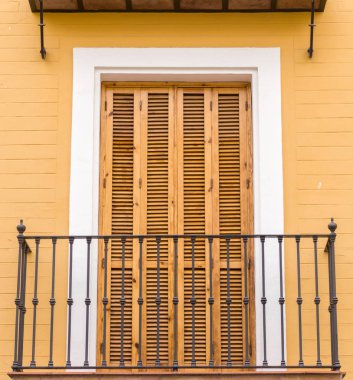 Hoparlörlü panjurlu balkon.