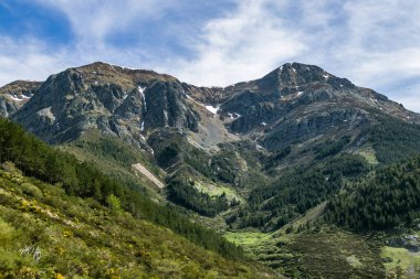 Sürat koşusunda güzel dağ zirveleri