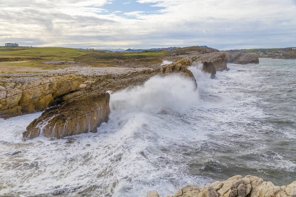 Waves breaking against the cliff on a winter day — Stock Photo, Image