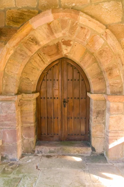 Antigua puerta románica de madera — Foto de Stock