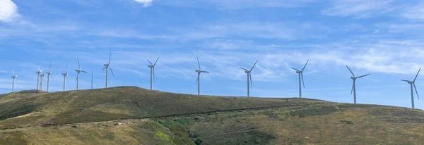 여러 개의 풍력 터빈 과푸른 하늘 스톡 사진