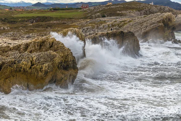 Ondas do mar quebrando contra a costa Imagem De Stock