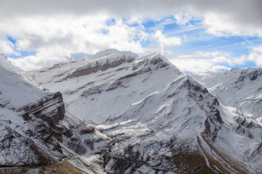 Güzel karlı dağlar ve bulutlu gökyüzü
