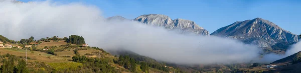 Ampio panorama di nebbia che entra nella valle — Foto Stock