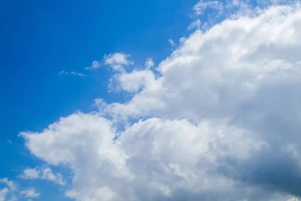 Joli ciel bleu et nuages — Photo