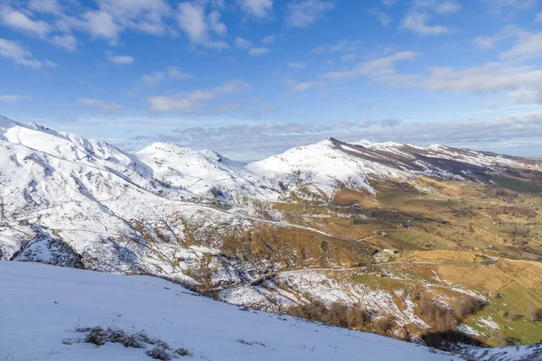 Belas montanhas nevadas e céu azul Fotos De Bancos De Imagens Sem Royalties