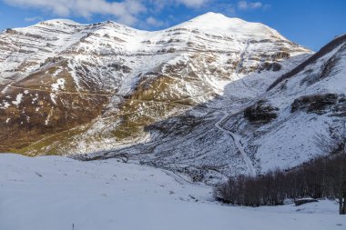 Güneşli bir günde karlı dağlar