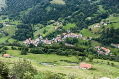 Vadinin dibindeki köy