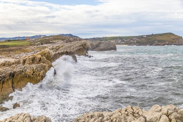 崖に打ち寄せる波 — ストック写真