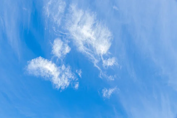 푸른 하늘 과검은 구름 — 스톡 사진