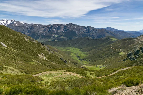 Montagnes Vertes Ciel Bleu Avec Nuages — Photo