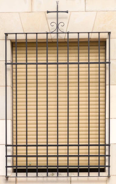 Okno s železným plotem Stock Snímky