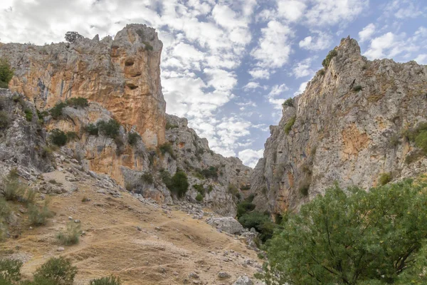 Picos de piedra caliza y cielo —  Fotos de Stock