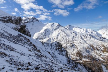 karlı dağlar ve mavi gökyüzü