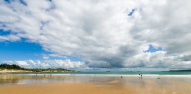 kumsal ve bulutlu gökyüzü