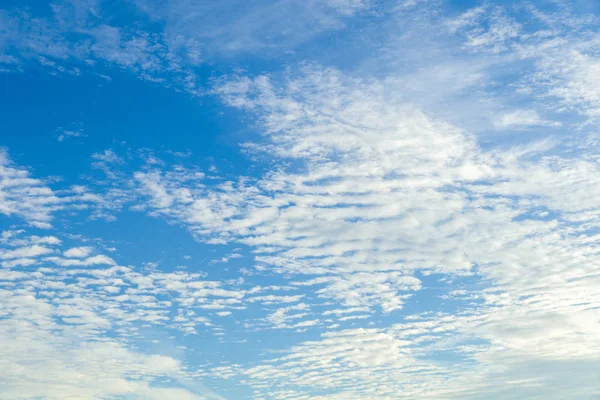 Ciel bleu avec nuages — Photo