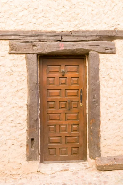 Vintage trädörr någonstans i Spanien — Stockfoto