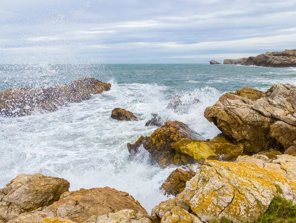 海浪冲向岩石海岸 图库照片