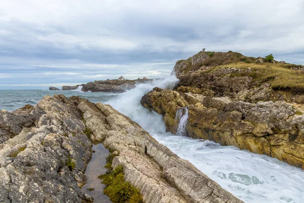 岩だらけの海岸で勇敢な海 — ストック写真
