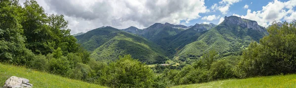 Montagnes vertes et ciel nuageux — Photo