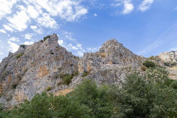 Zwillingsgipfel und blauer Himmel lizenzfreie Stockfotos