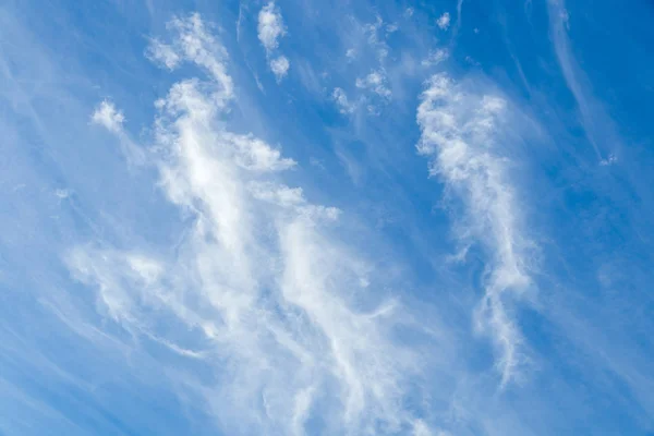 Blauer Himmel und weiße Wolken lizenzfreie Stockfotos