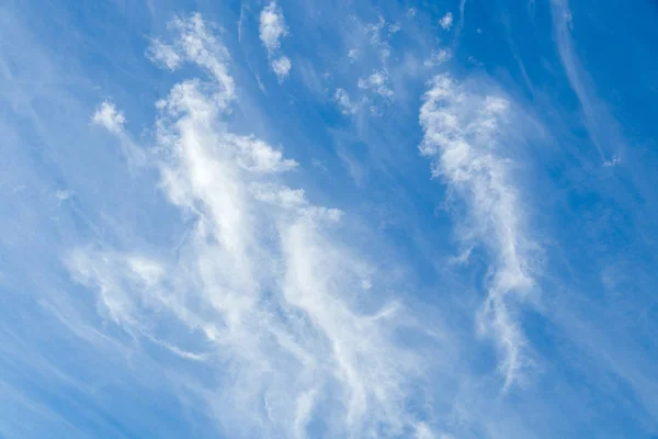 Cielo azul y nubes blancas Fotos De Stock Sin Royalties Gratis