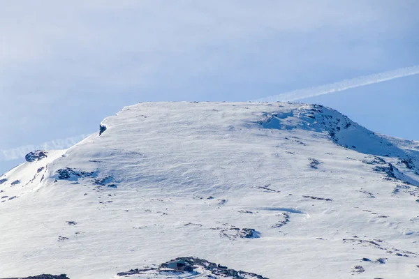 Impressionnant plat montagne enneigée Images De Stock Libres De Droits