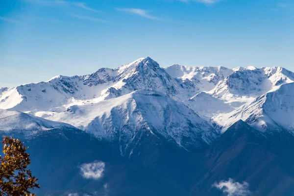 Krásné zasněžené hory vrchol Stock Obrázky