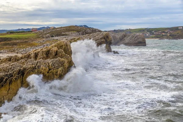 Хвилі, що ламаються по скелях Стокове Фото