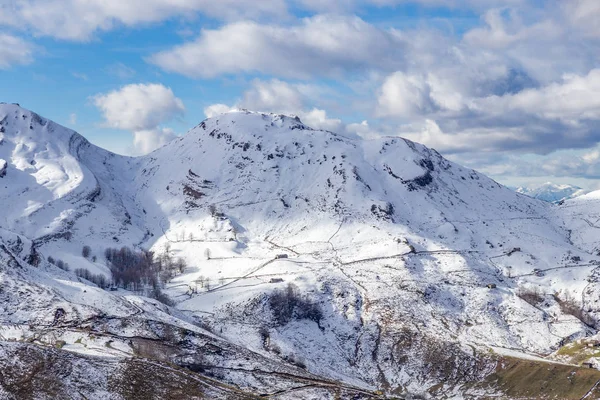 Belas montanhas nevadas e céu Fotos De Bancos De Imagens