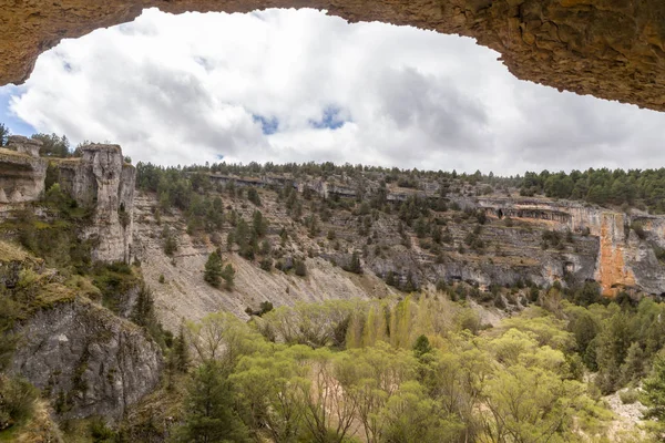 洞穴中的岩石景观 免版税图库图片