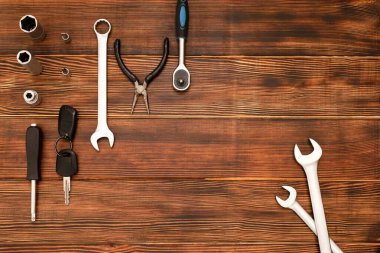 Ahşap arka planda yeni anahtarlar, araba anahtarlarında üst görünüm ve onarım