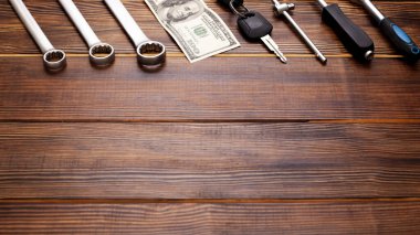 Ahşap arka planda yeni anahtarlar, araba anahtarlarında üst görünüm ve onarım