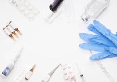 İğne, hap ve termometre için ilaç şişesi. Aşı için tıbbi cam şişeler ve şırınga. Tedavi için uyuşturucu veya aşı, laboratuvarda grip, hastane, sağlık hizmetleri veya eczane konsepti