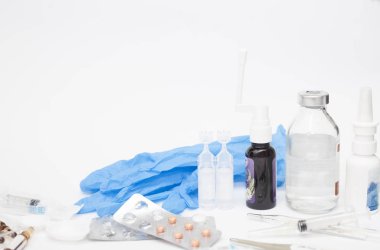 İğne, hap ve termometre için ilaç şişesi. Aşı için tıbbi cam şişeler ve şırınga. Tedavi için uyuşturucu veya aşı, laboratuvarda grip, hastane, sağlık hizmetleri veya eczane konsepti