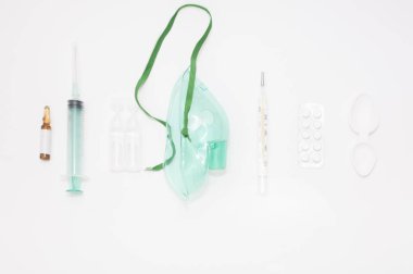 İğne, hap ve termometre için ilaç şişesi. Aşı için tıbbi cam şişeler ve şırınga. Tedavi için uyuşturucu veya aşı, laboratuvarda grip, hastane, sağlık hizmetleri veya eczane konsepti