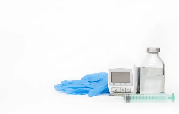 Frasco de medicamentos para inyección, pastillas y termómetro. Viales de vidrio médico y jeringa para la vacunación. Medicamento o vacuna para el tratamiento, gripe en laboratorio, hospital, atención médica o concepto de farmacia —  Fotos de Stock